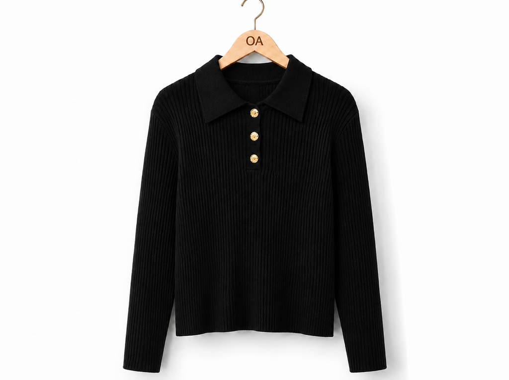 Blusa polo de tricot preta, gola e botões dourados na frente, manga longa