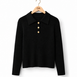 Blusa polo de tricot preta, gola e botões dourados na frente, manga longa