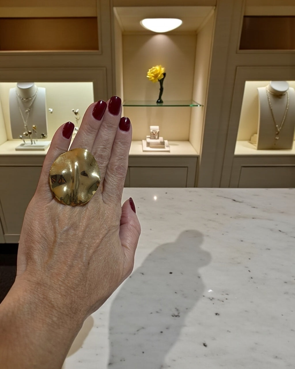 Anel Betina Supreme Gold dourado oval, superfície lisa, no dedo