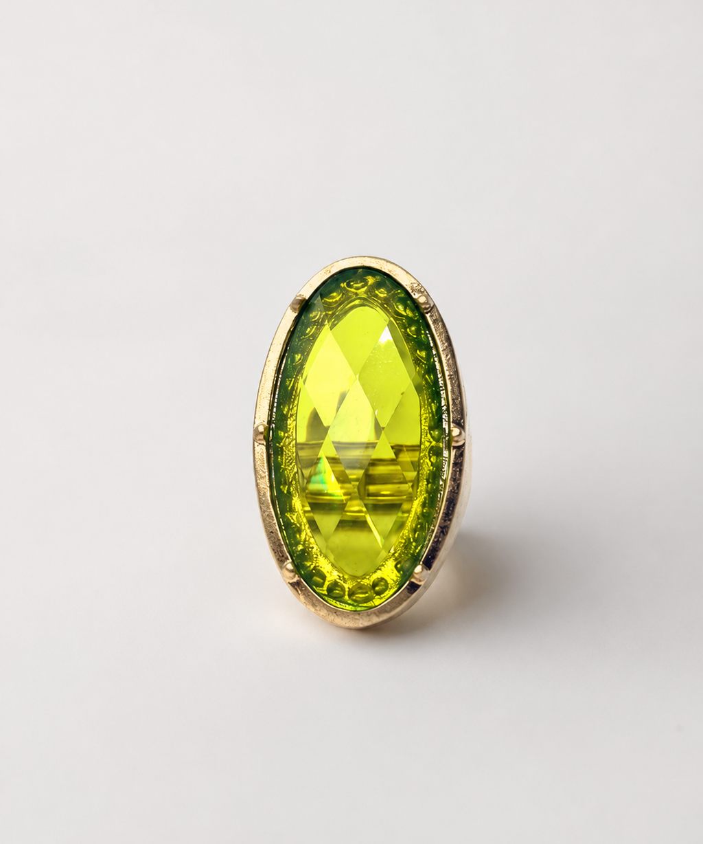 Anel Jamaica com pedra oval verde-amarelada e aro dourado