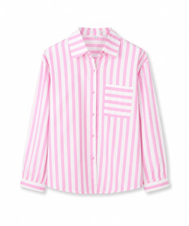 Camisa listrada rosa claro e branca, bolso no peito, gola e botões, mangas longas.