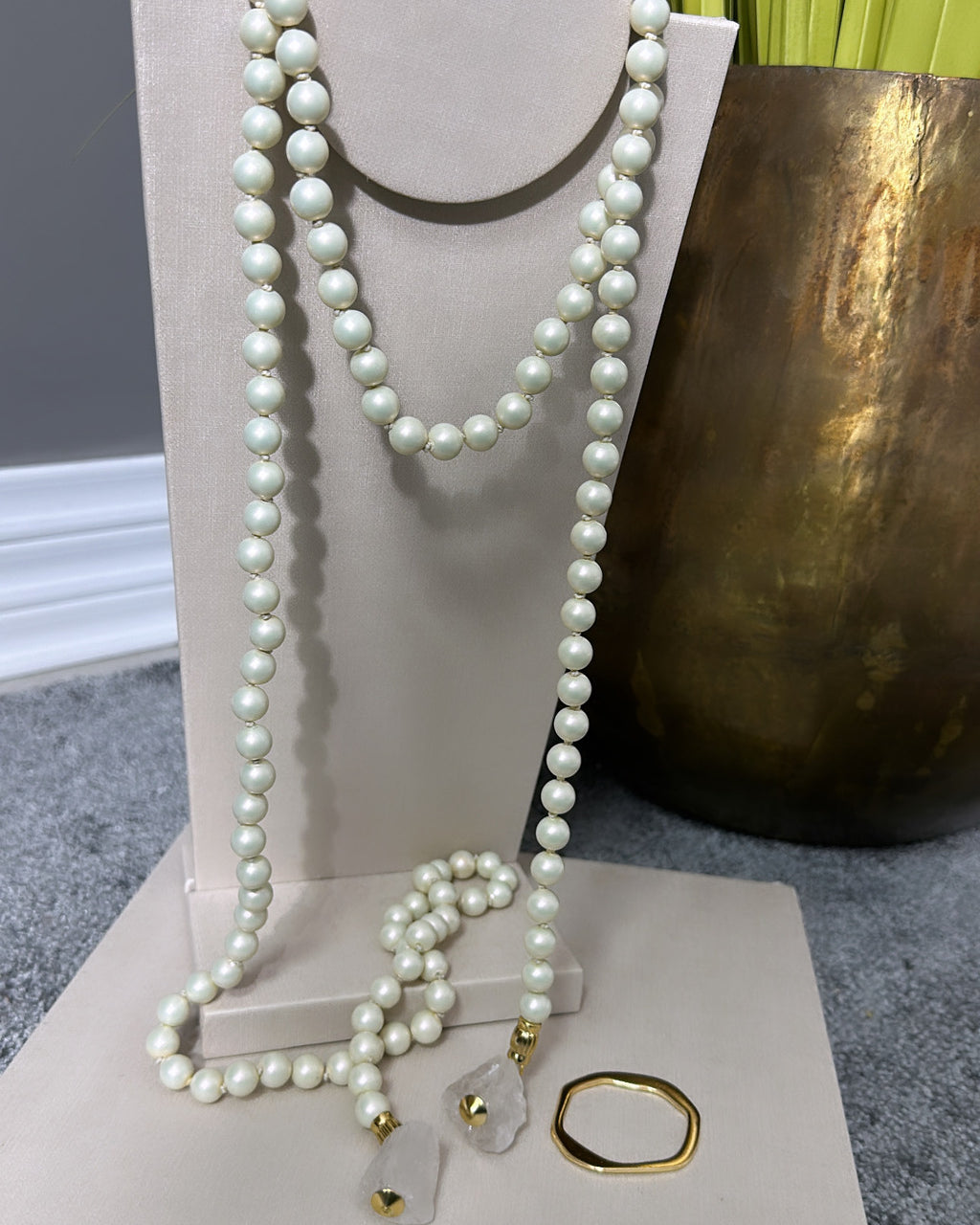 Colar de cristal em camadas com pérolas brancas e pingente dourado