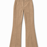 Calça flare caramelo de modelagem ampla, vista frontal com costuras verticais