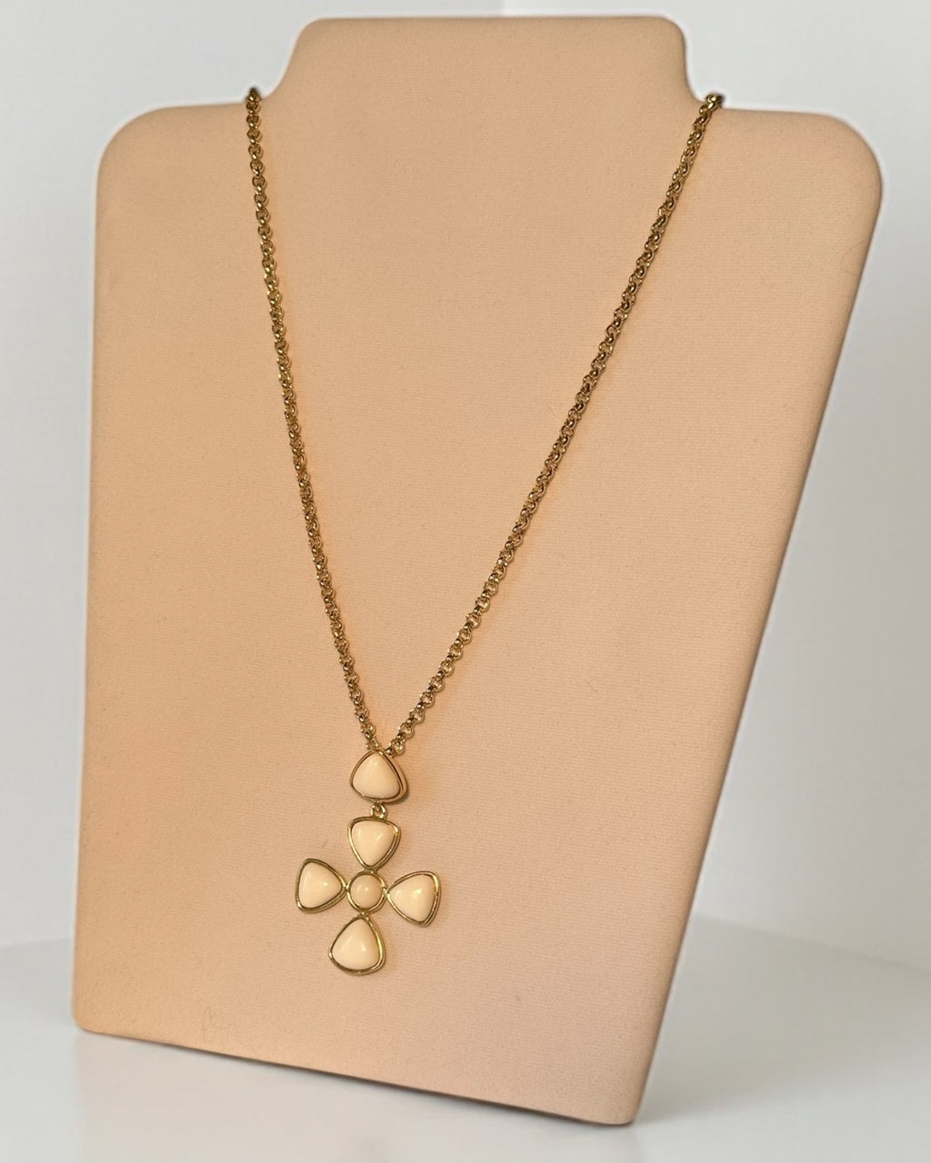 Colar com corrente dourada e pingente floral branco