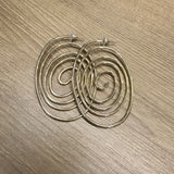 Par de brincos de argola dourados em espiral, com fecho de pino