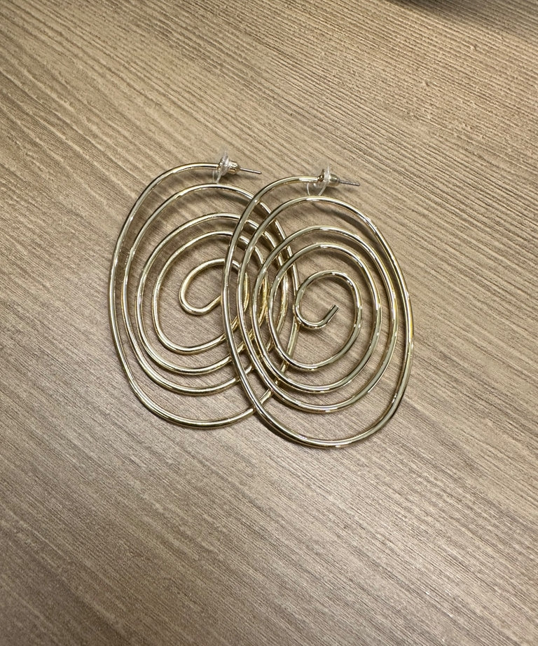Par de brincos de argola dourados em espiral, com fecho de pino