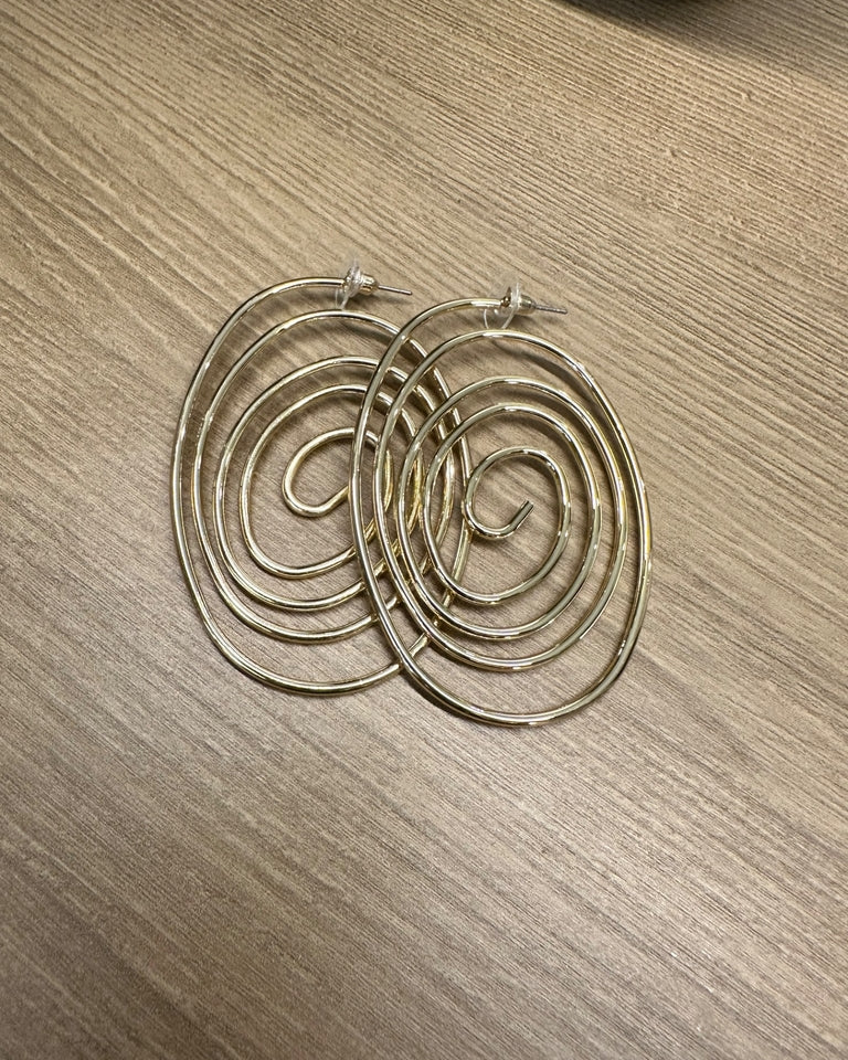 Par de brincos de argola dourados em espiral, com fecho de pino