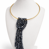 Colar com aro dourado e pingente longo de esferas azul-escuras em franja