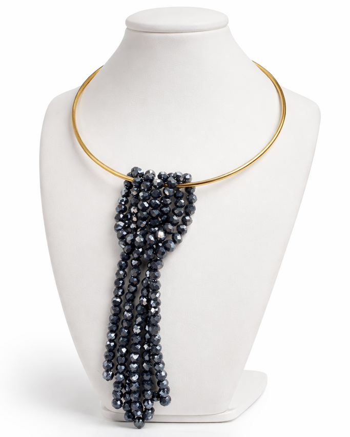 Colar com aro dourado e pingente longo de esferas azul-escuras em franja