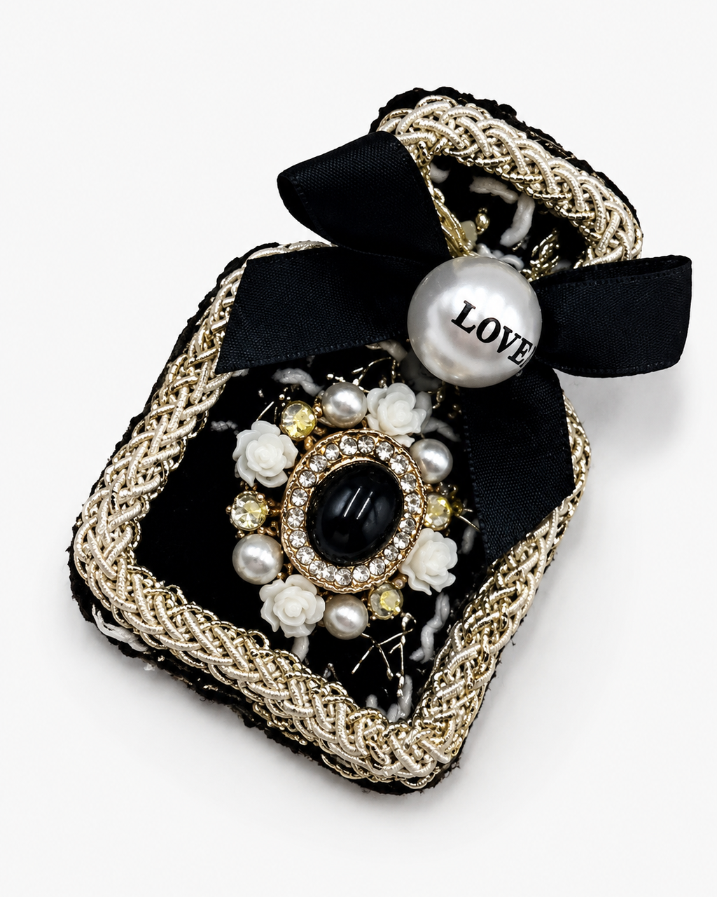 Broche preta com laço, correntes douradas e aplicação de flores de pérolas LOVE