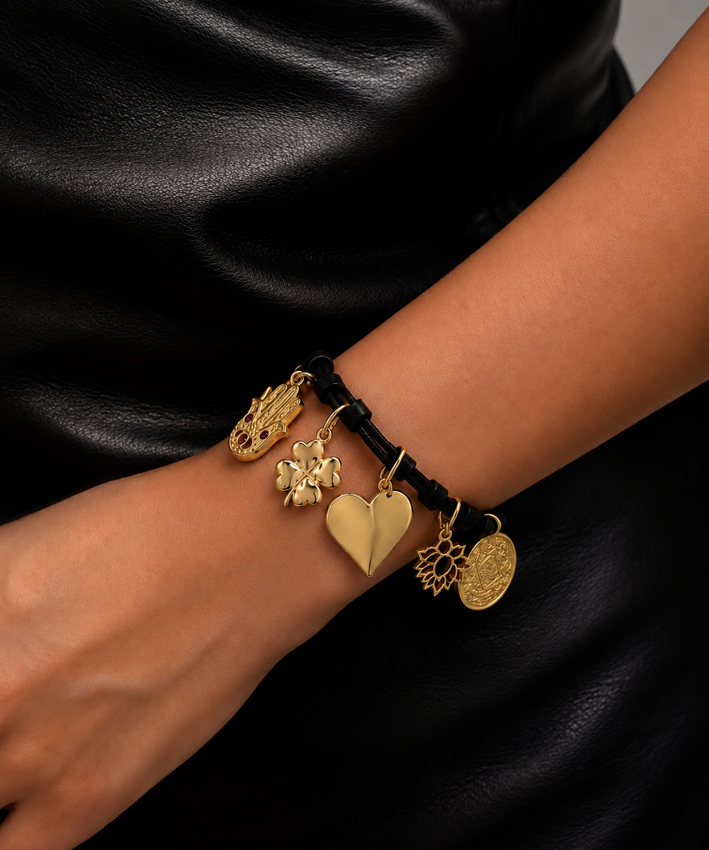 Pulseira Naia: cordão preto com pingentes dourados (coração, trevo, flor, medalha)