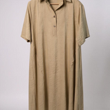 Vestido caramelo de gola polo com botões e mangas curtas pendurado