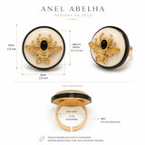 Anel Dacar com aro ajustável, base preta e pedra oval preta com detalhe dourado