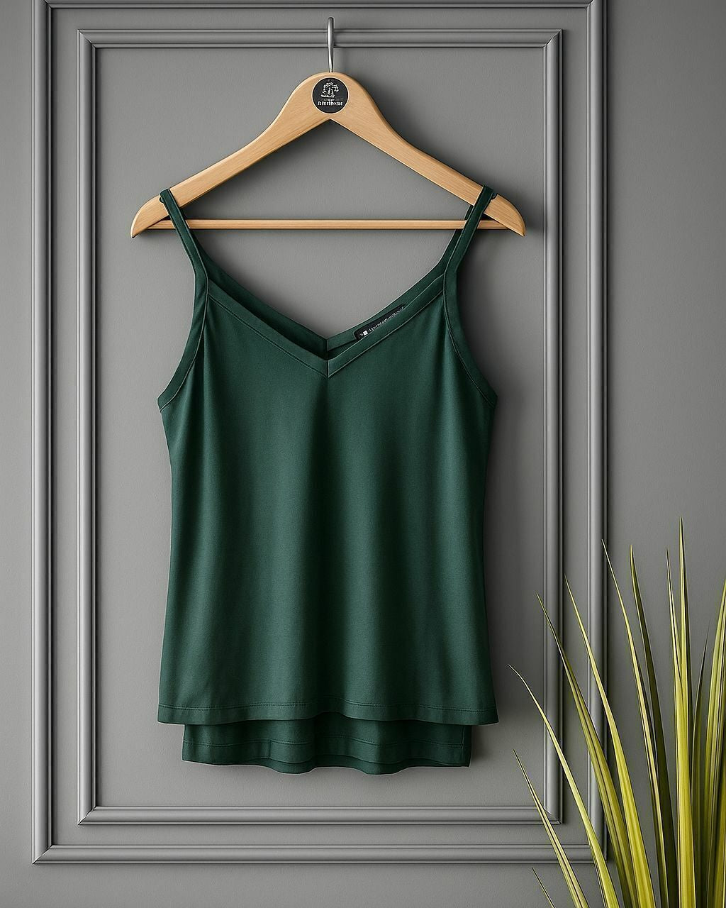 Regata verde escura de alças finas, decote V, bainha levemente arredondada