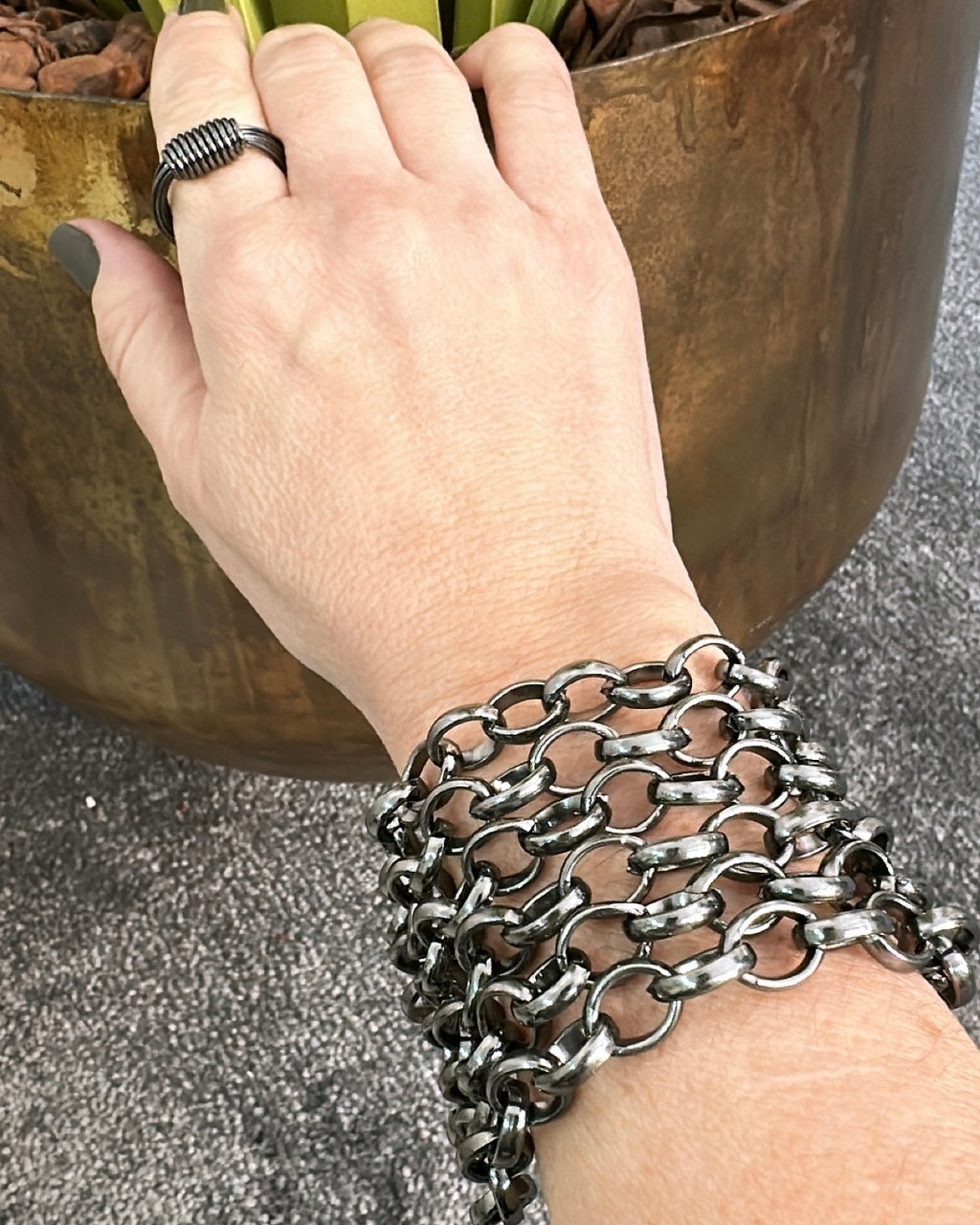 Pulseira de elos metálicos escura (onix), corrente larga com fecho em plaqueta