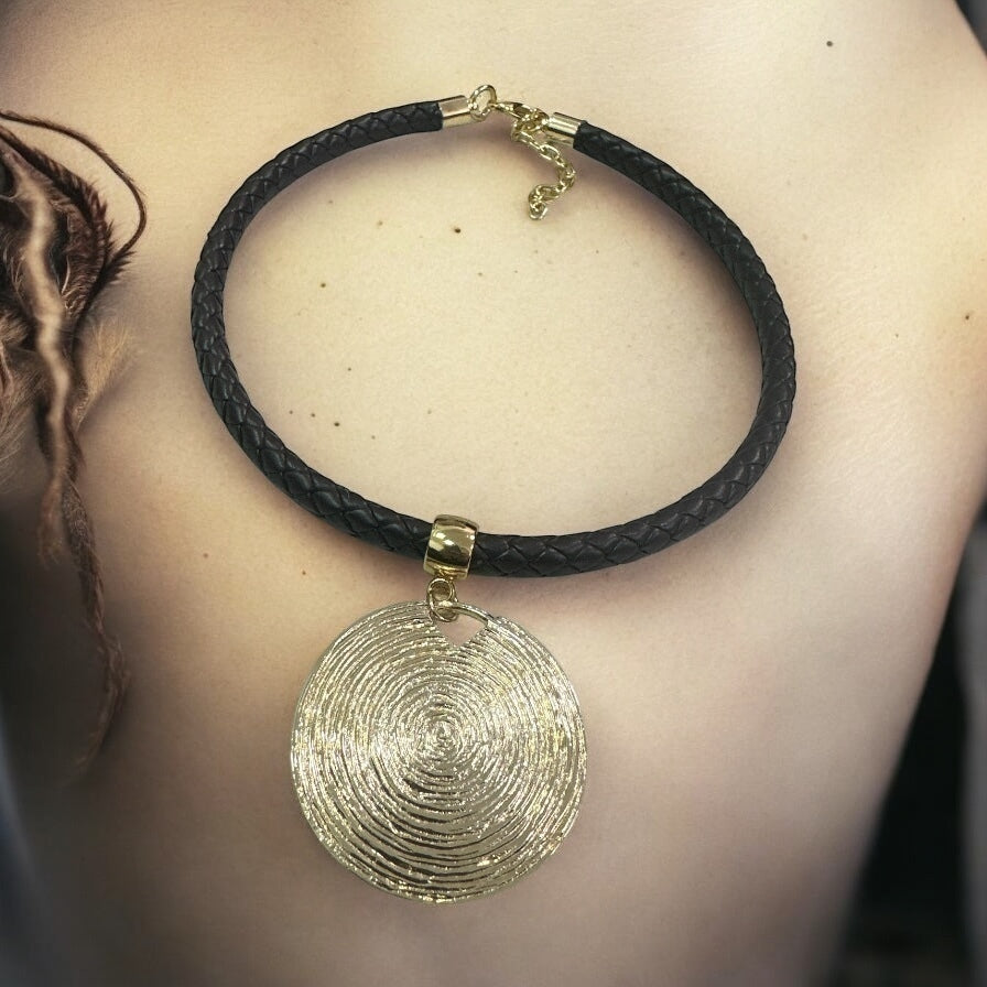 Colar Troya com cordão preto e pingente redondo dourado em espiral
