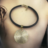 Colar Troya com cordão preto e pingente redondo dourado em espiral