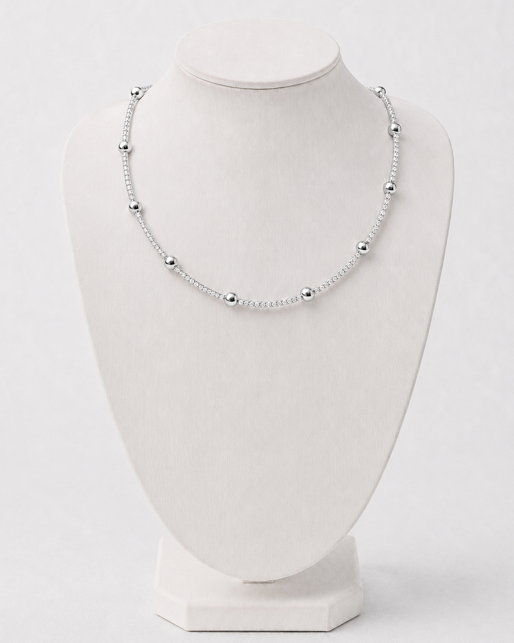 Choker prateado de esferas com zircônia, acabamento brilhante