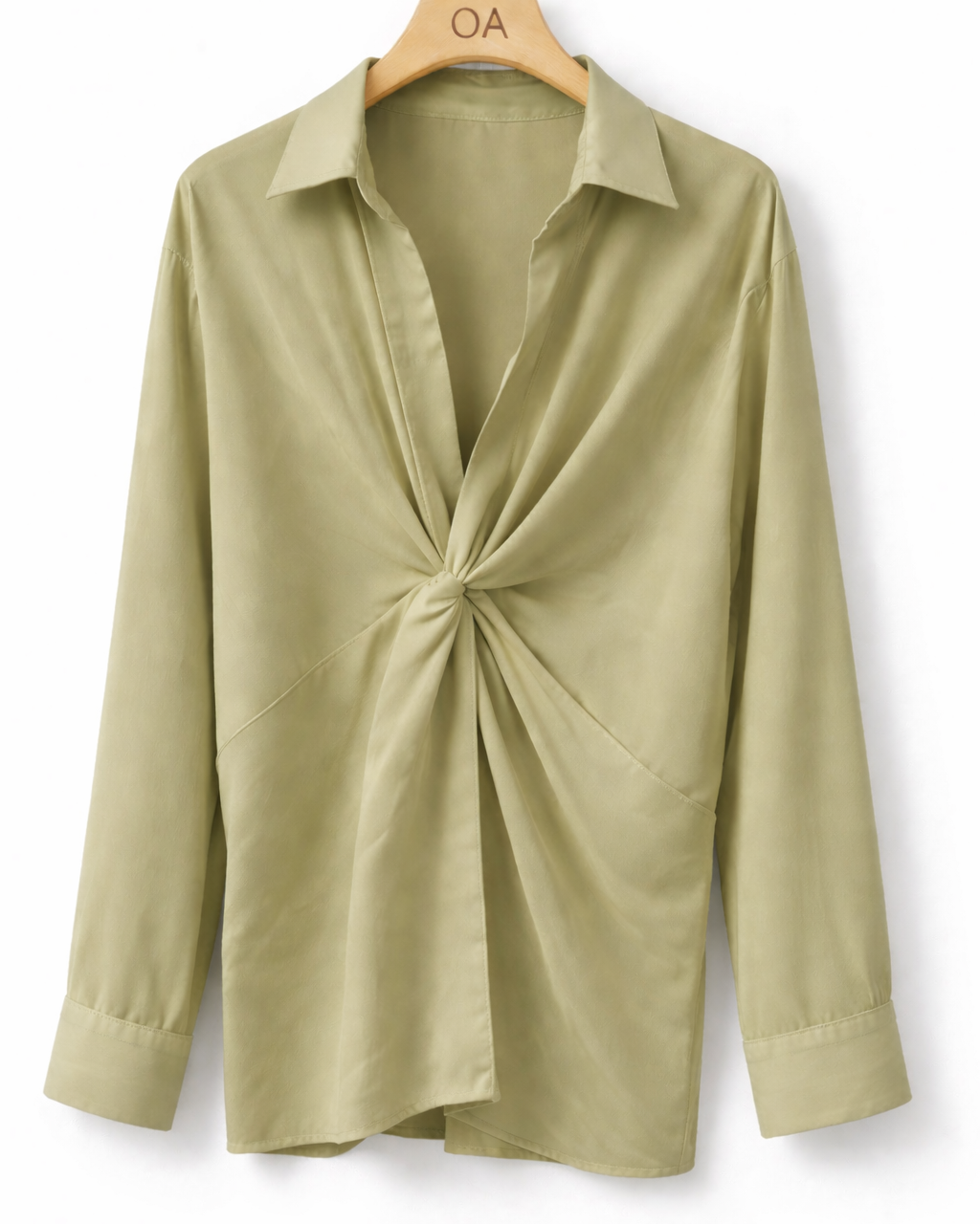Camisa bata verde oliva clara, gola aberta e nó frontal na altura do peito