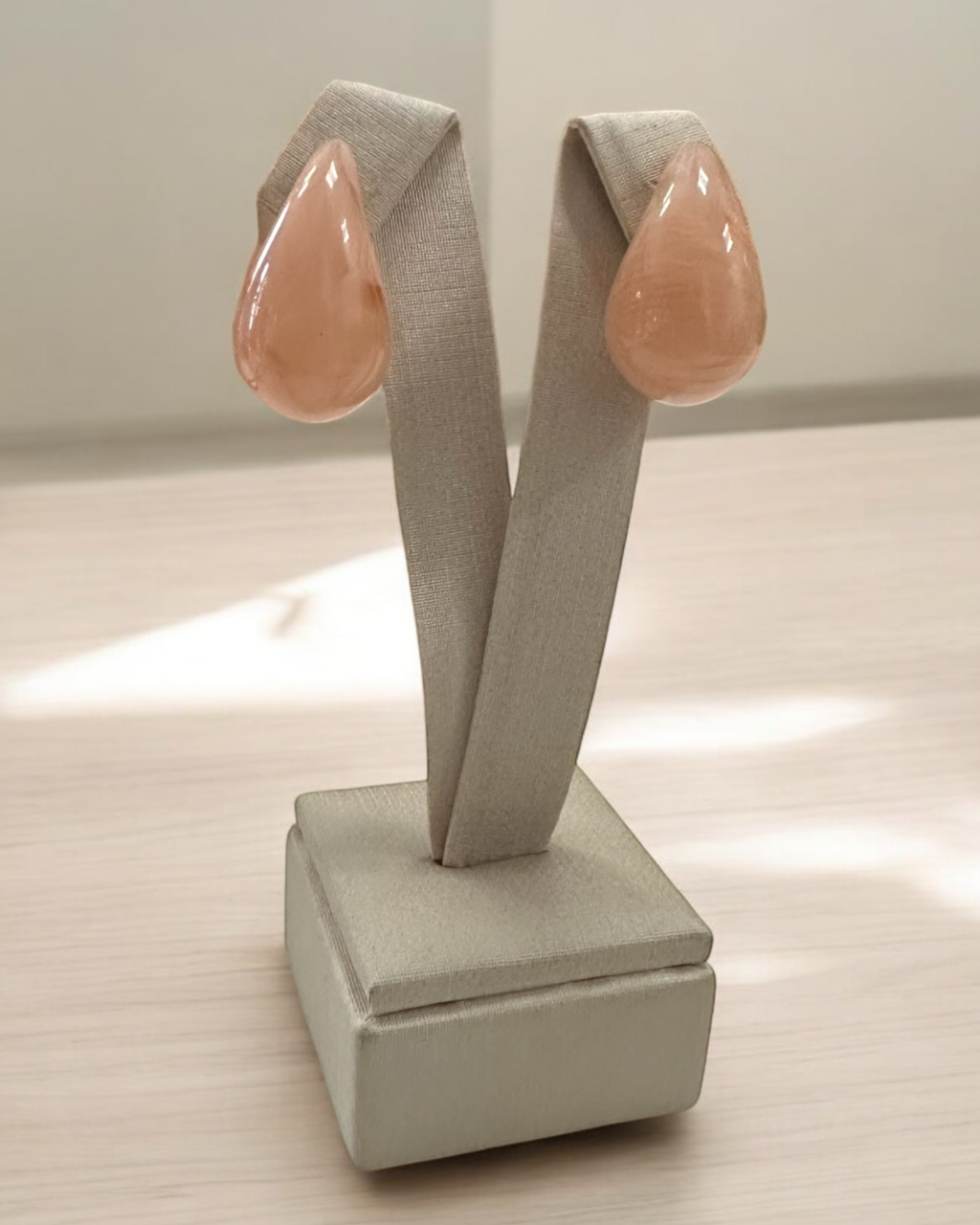 Brinco de resina split nude rosado, pingente em formato de gota.