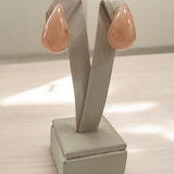 Brinco de resina split nude rosado, pingente em formato de gota.
