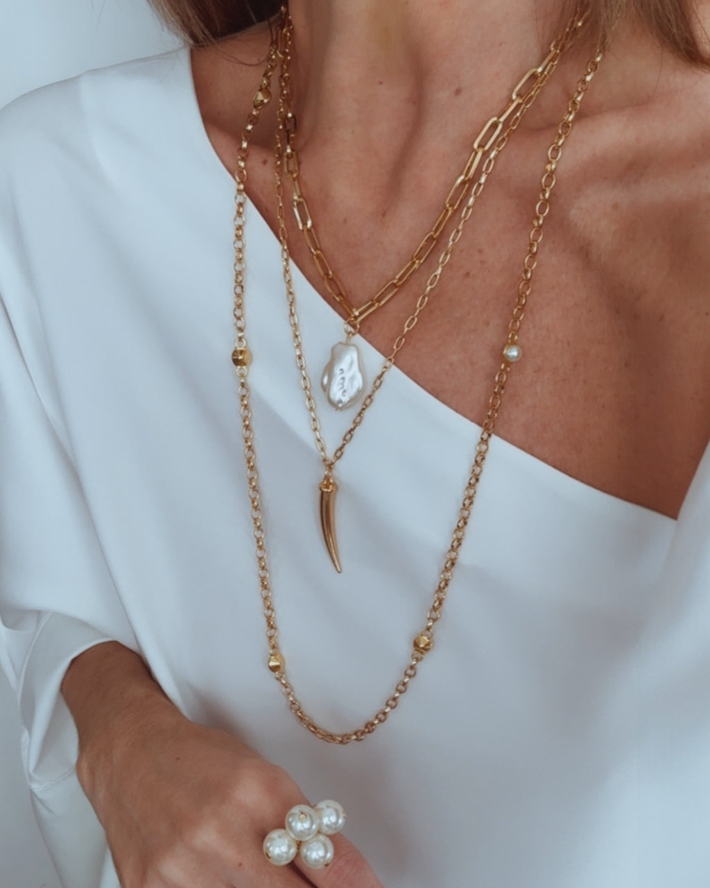 Colar Araela dourado em camadas com pingentes e esferas