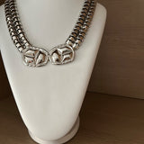 Anel Micenas prateado com pedra oval e detalhe entalhado no topo