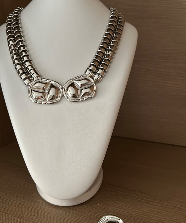 Anel Micenas prateado com pedra oval e detalhe entalhado no topo