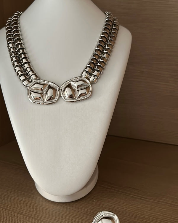 Anel Micenas prateado com pedra oval e detalhe entalhado no topo