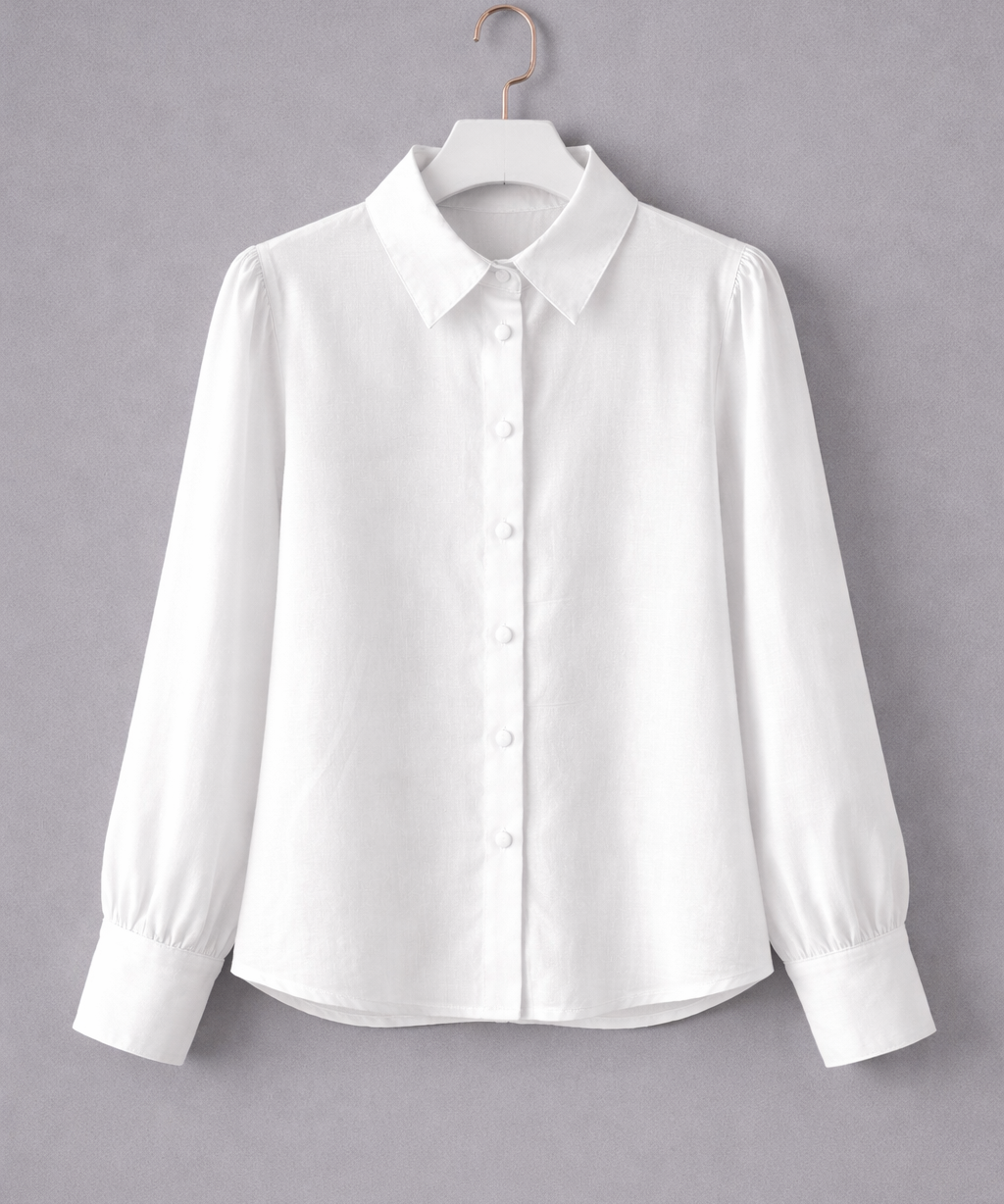 Camisa social branca de botões, gola ampla e punho elástico, em cabide