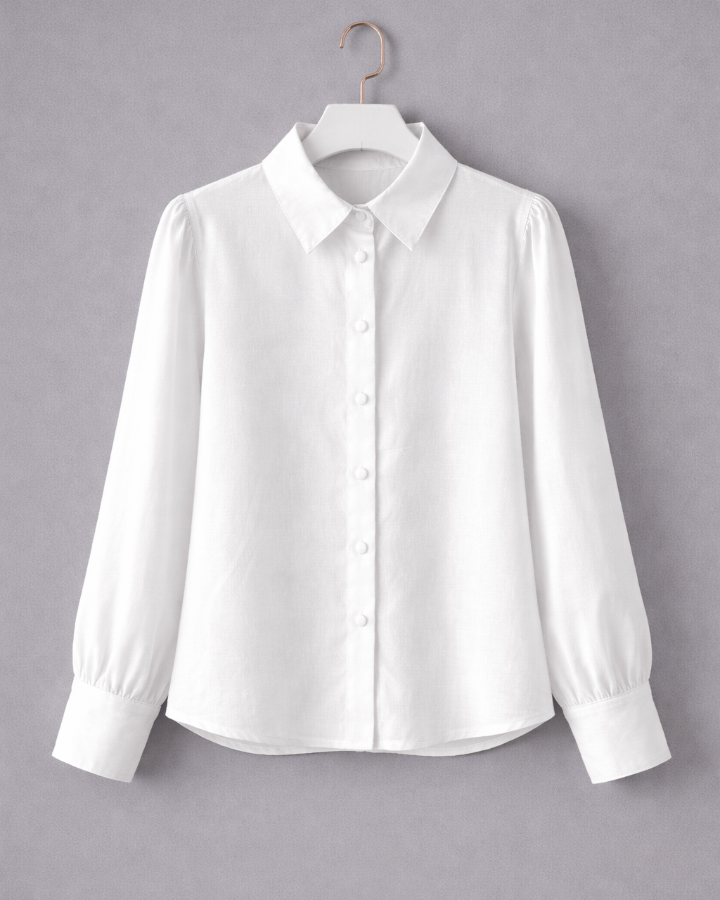 Camisa social branca de botões, gola ampla e punho elástico, em cabide
