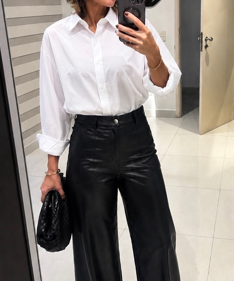 Calça preta de cintura alta, modelagem ampla, com bolsos e zíper frontal