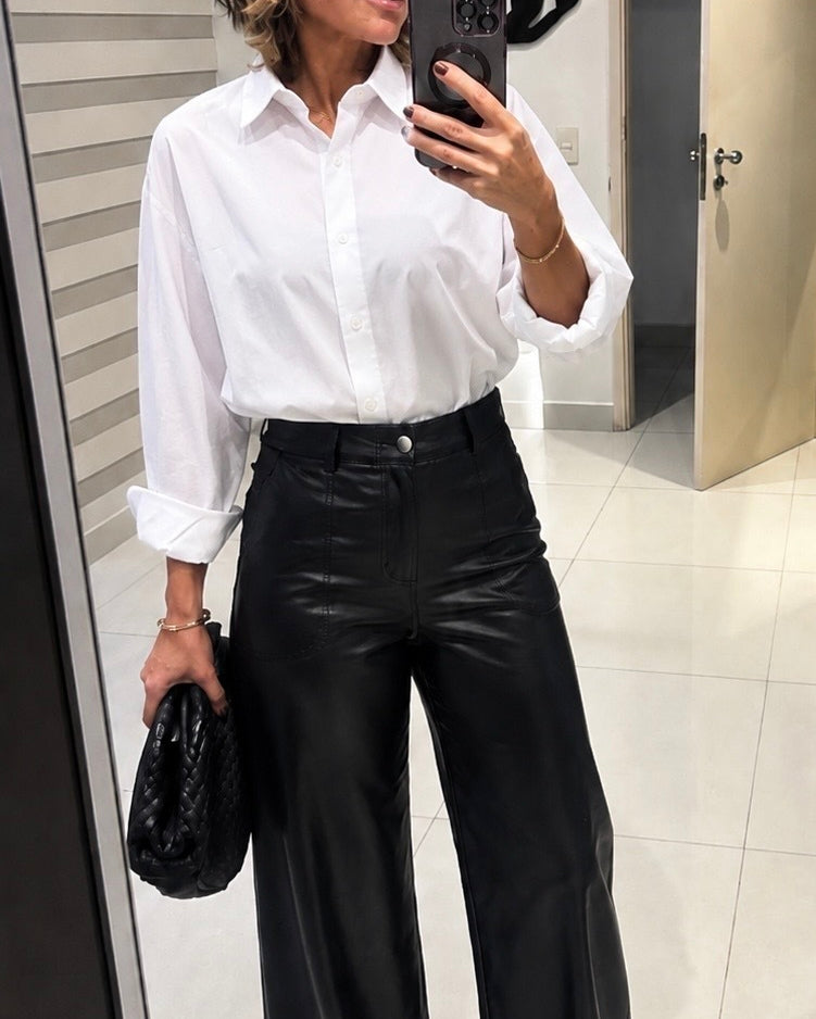 Calça preta de cintura alta, modelagem ampla, com bolsos e zíper frontal