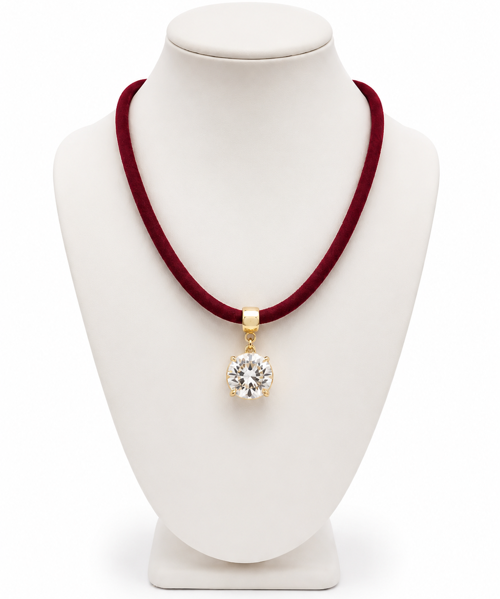 Colar com cordão vinho e pingente oval cravejado com zircônias, metal dourado