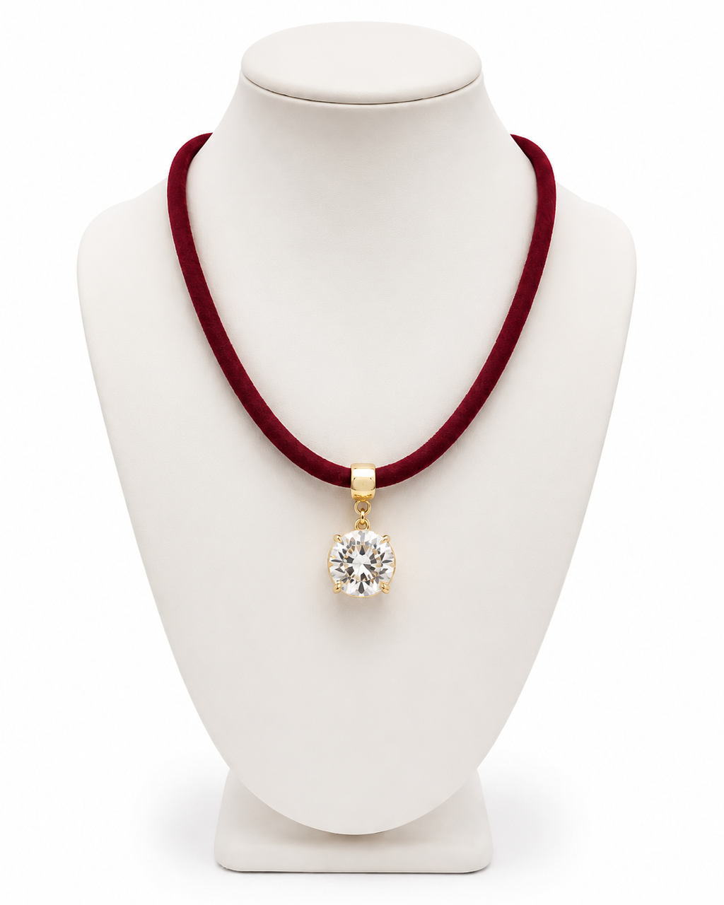 Colar com cordão vinho e pingente oval cravejado com zircônias, metal dourado