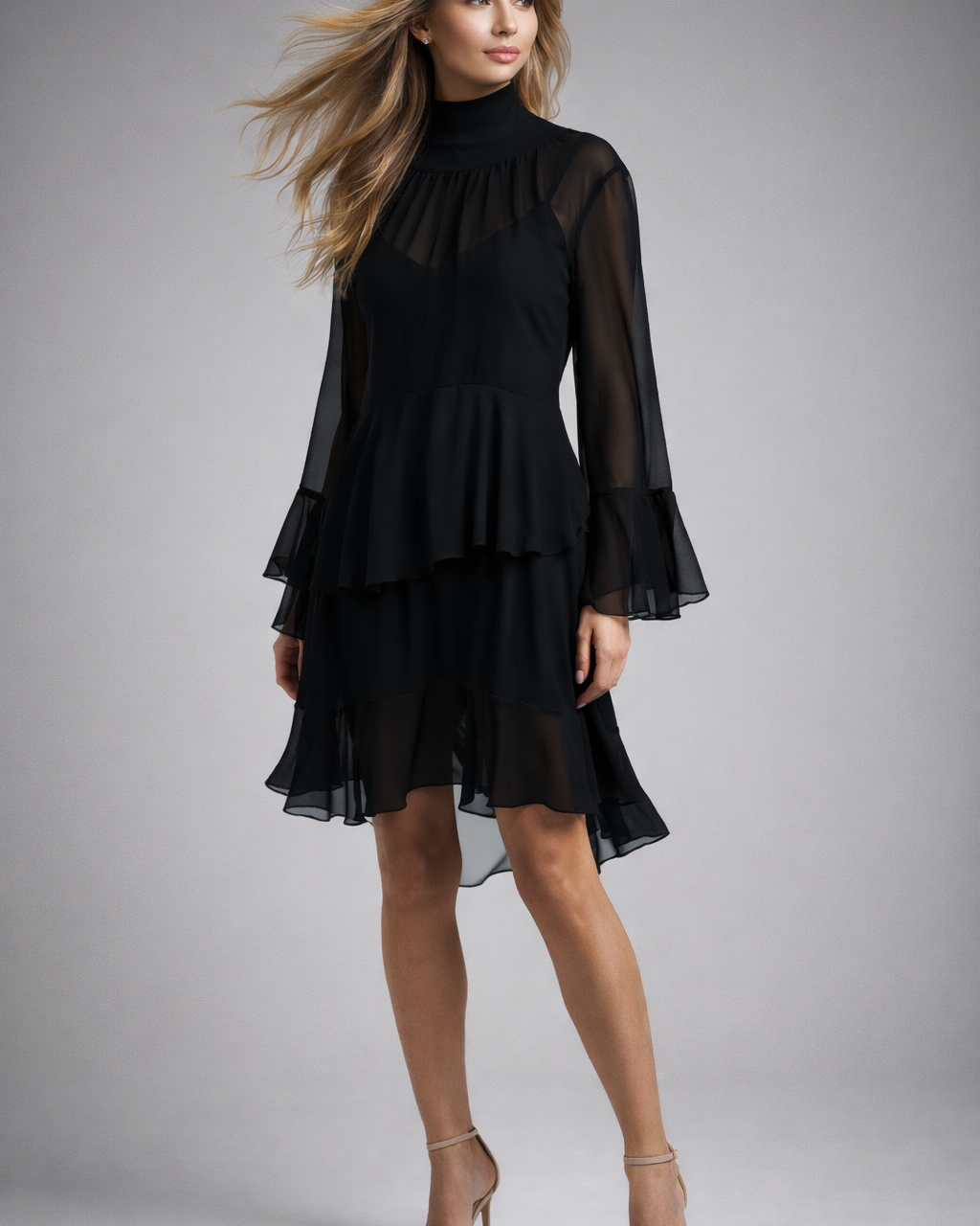 Vestido bata preto com gola alta franzida e bainha em camadas de babados