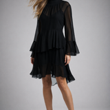 Vestido bata preto com gola alta franzida e bainha em camadas de babados