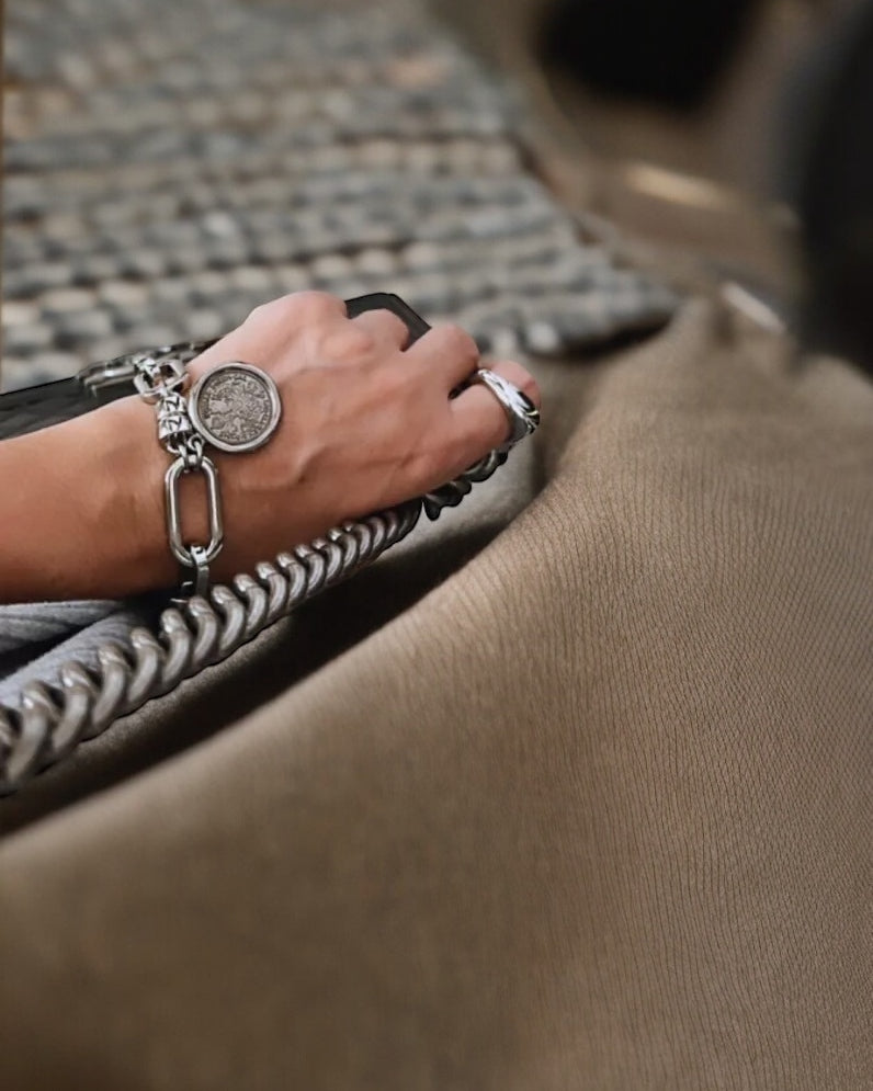 Pulseira maxi prateada com pingentes redondos e elos grandes