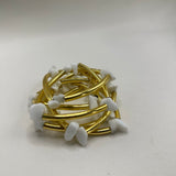 Pulseira folheada dourada com pedras brancas em formato de gota e elos curvos