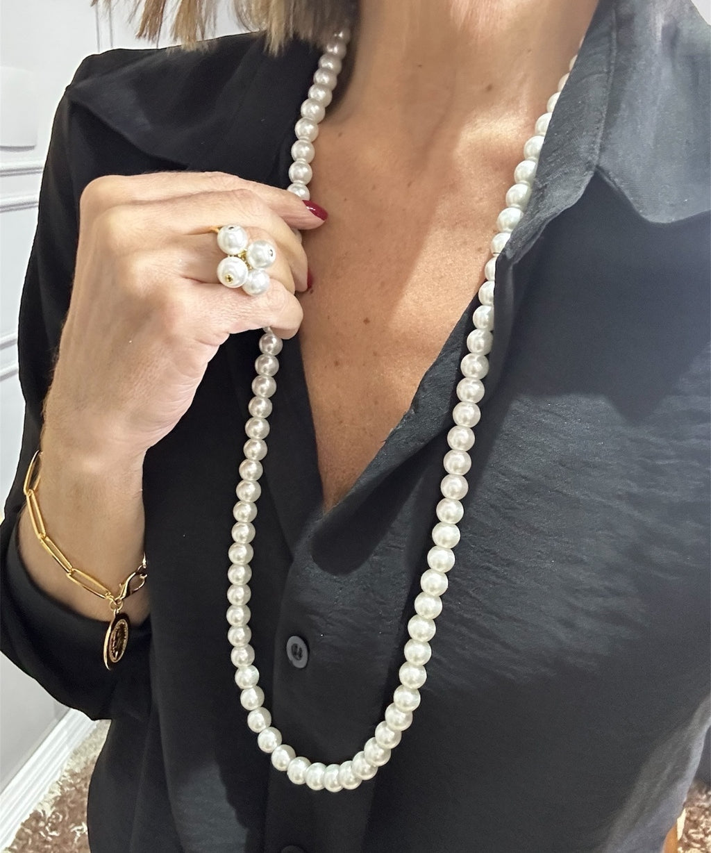 Anel prateado com pérola e detalhe floral