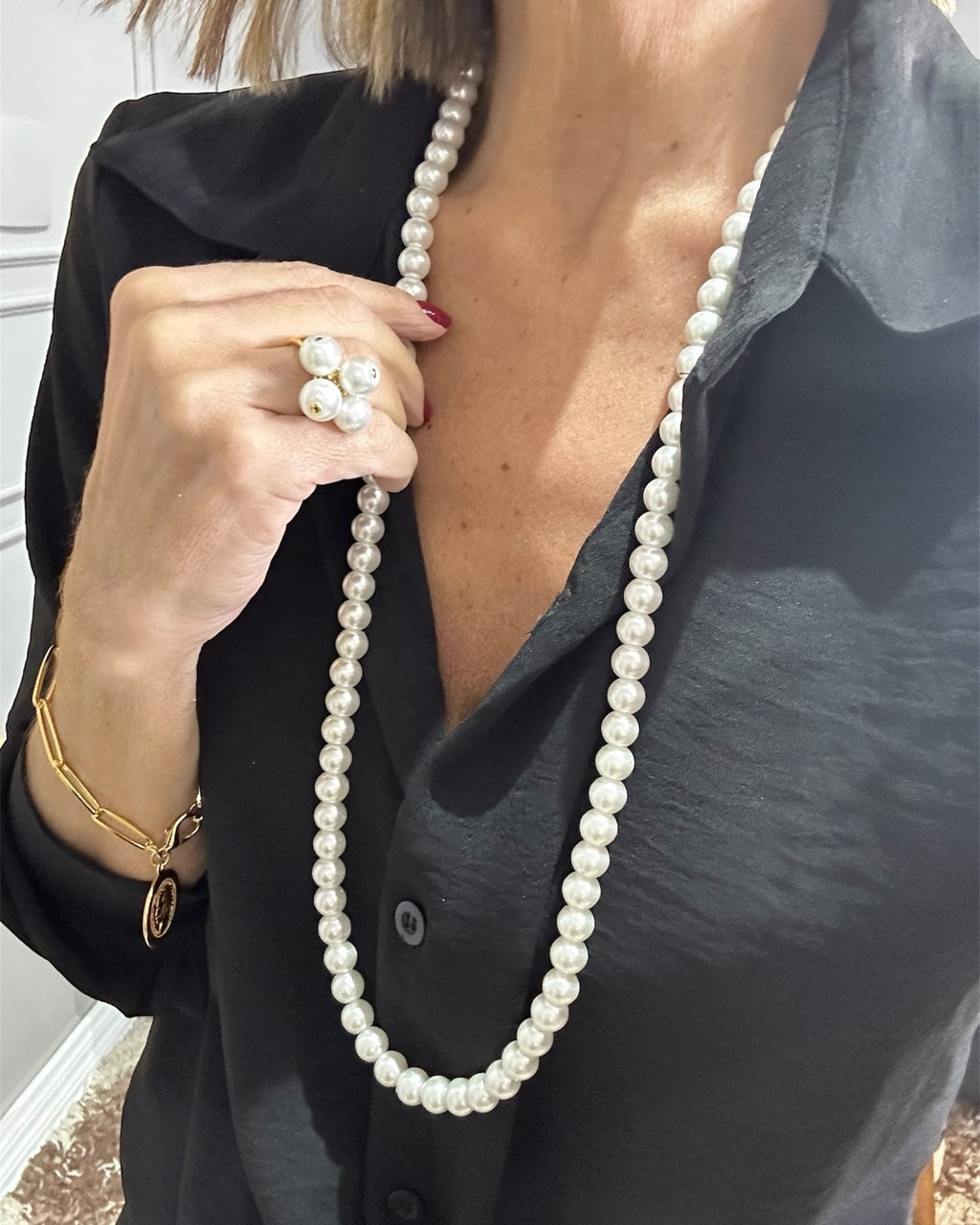 Anel prateado com pérola e detalhe floral