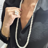 Anel prateado com pérola e detalhe floral