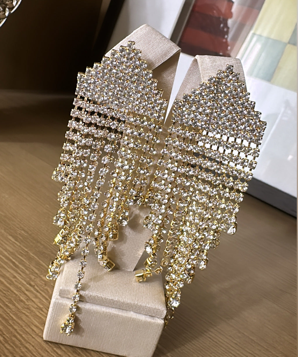 Brinco vida festa com franjas de strass brilhantes, banho dourado, pendente