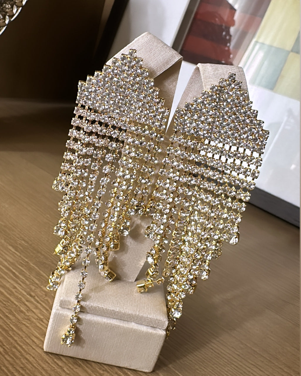 Brinco vida festa com franjas de strass brilhantes, banho dourado, pendente