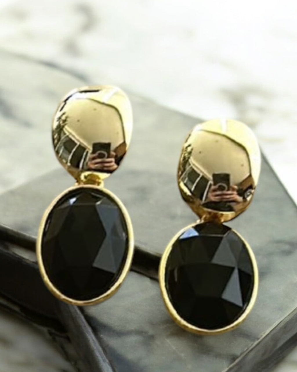 Brinco Viena dourado com pedra preta oval, pendente