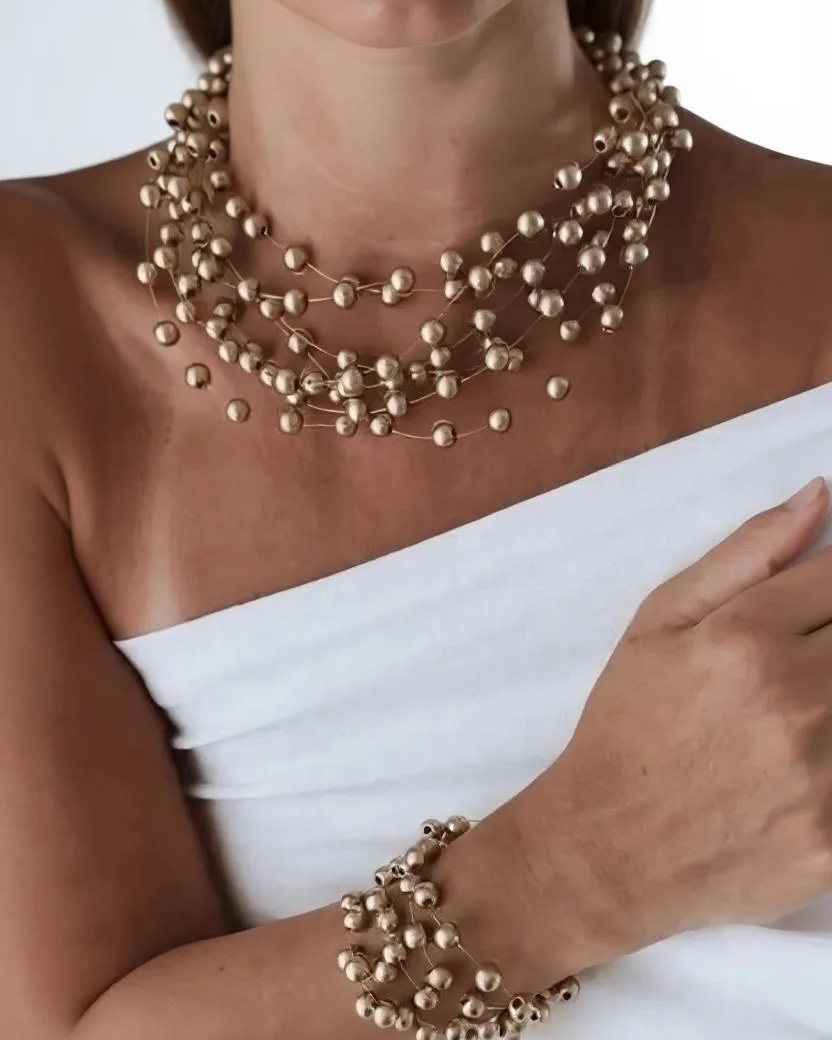 Colar dourado de esferas em camadas, com pulseira a jogo