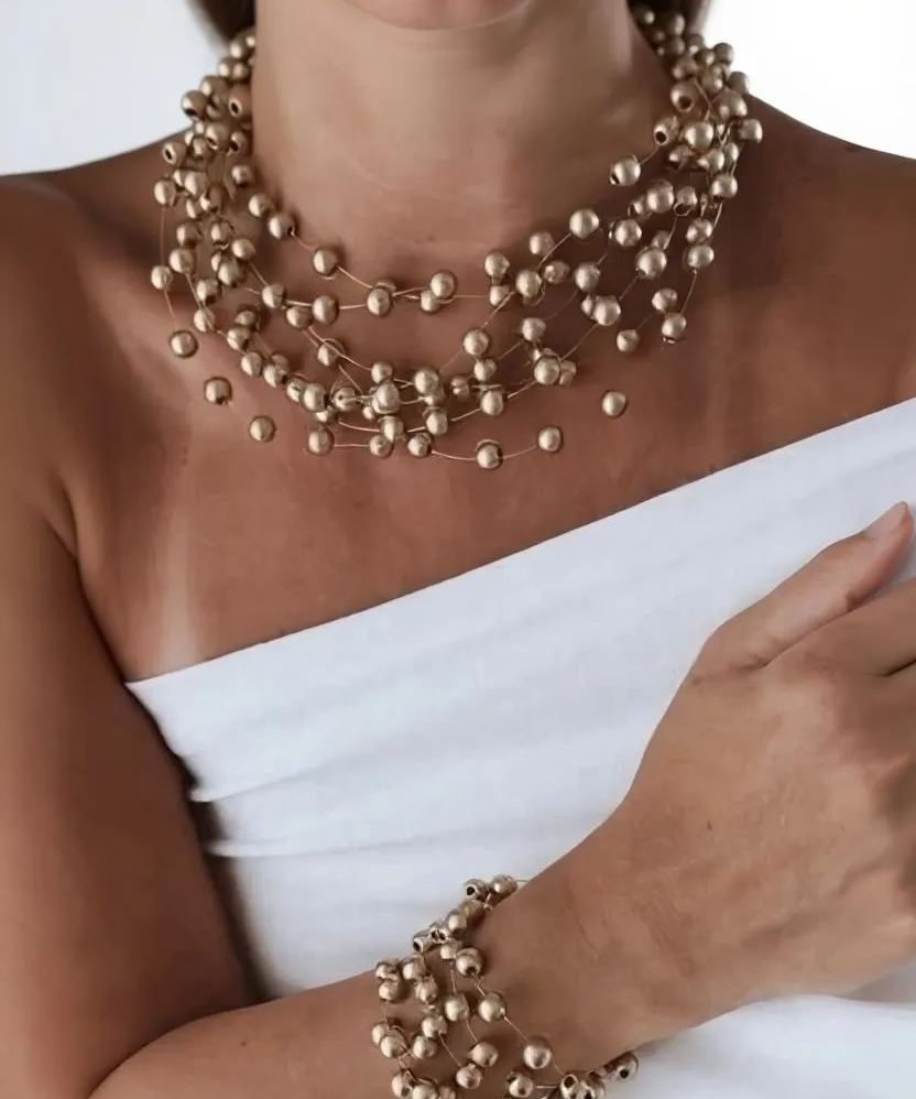 Colar mini dourado multivoltas com contas esféricas e fecho dourado