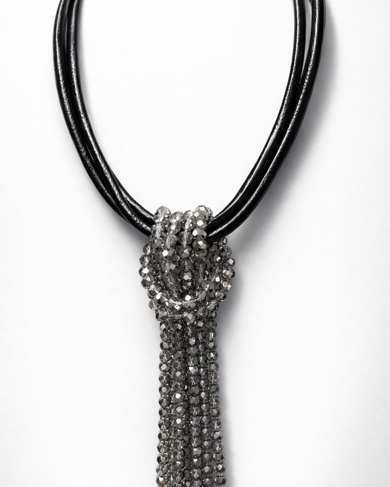 Colar com aro preto e pingente de strass escuro em formato de gota