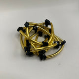 Pulseira folheada dourada com pedras pretas pequenas e elos curvos
