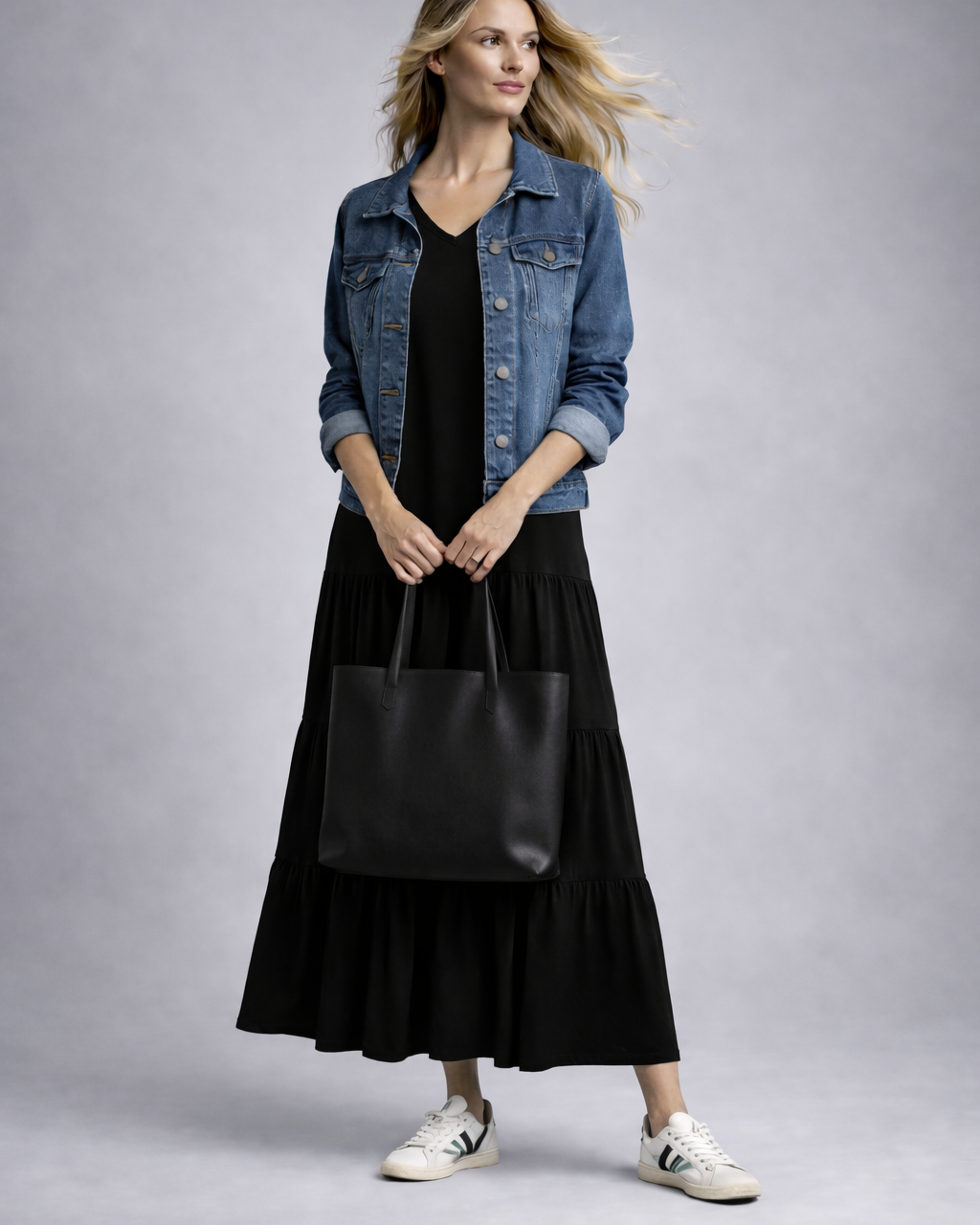 Vestido longo preto com decote V e babados em camadas na barra, manga curta